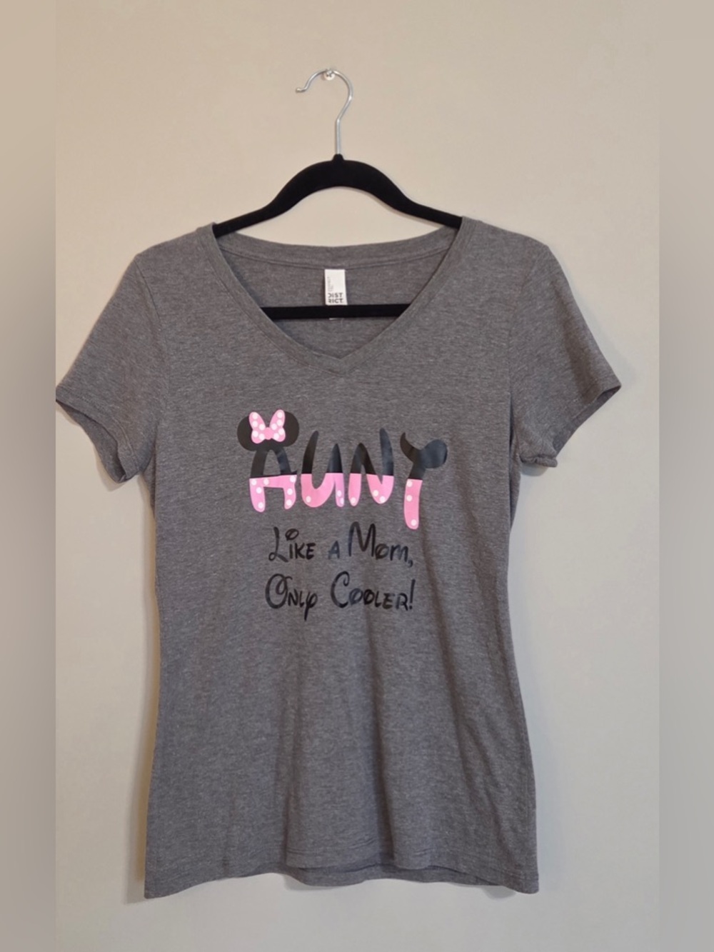 Women’s Size Small Disney Aunt T Shirt Gray V-Neck
